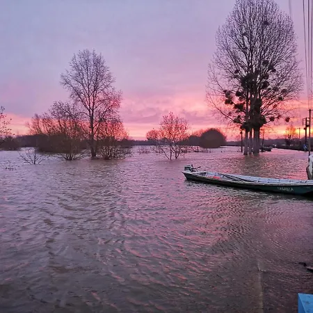 Bedloire Oda ve Kahvaltı 3*